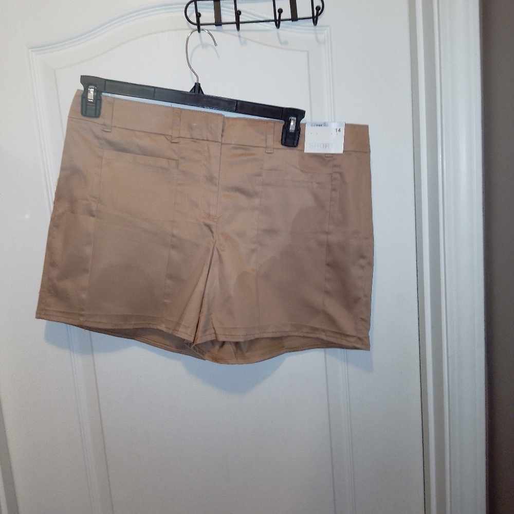 NWT/New York and company tan mid rise  size 14 shorts